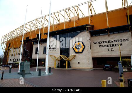 Allgemeiner Blick außerhalb des Molineux-Stadions nach der Ankündigung vom Freitag, dass die Premier League alle Spiele bis Samstag, den 4. April 2020, ausgesetzt hat. Stockfoto