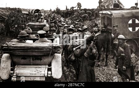 Ein Stabswagen, weitere Fahrzeuge und Säulen britischer Truppen tragen zur Überlastung einer Landstraße in Fricourt nahe der Somme-Front im Oktober 1916 bei. Stockfoto