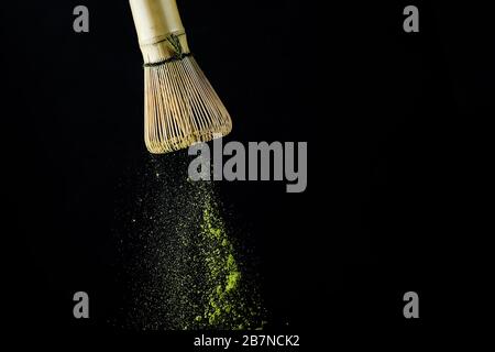 Japanischer Matcha-Grüntee für gesundes Lifestyle-Design. Organischer grüner Tee Matcha Pulverspritzer. Stockfoto