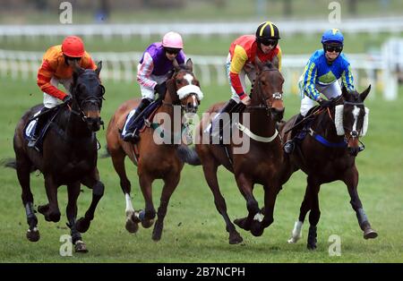 Gut geschlagen vom Jockey Jonathan England (zweite linke Seite) auf seinem Weg zum Sieg bei The Watch Irish Racing on Racing TV Handicap Chase auf der Wetherby Racecourse hinter verschlossenen Türen aufgrund des Coronavirus. Stockfoto