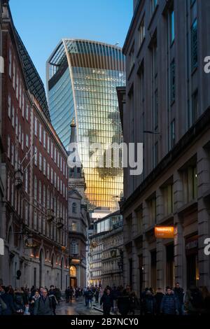 Europa, Großbritannien, London, City of London Financial District. Arbeiter an der Lombard St., mit dem Shard-Gebäude von Rafael Vinoly in der Ferne. Stockfoto