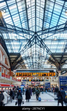 Großbritannien, England, London. Das Innere des Bahnhofs Liverpool Street mit Pendlern Stockfoto