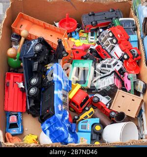 Tel Aviv, Israel - 4. Februar 2017: Alte Spielzeugautos zum Verkauf auf einem Flohmarkt in der Altstadt von Jaffa, Tel Aviv, Israel Stockfoto