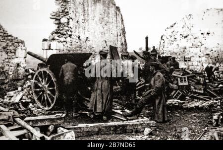 Eine Batterie deutscher Feldgewehre in den Ruinen eines Dorfes während der deutschen Offensive gegen Aisne in der Region Hauts-de-France im Frühjahr 1917 wird manchmal als zweite Schlacht an der Aisne bezeichnet. Stockfoto