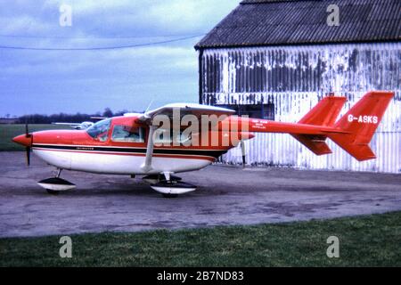 Ein Cessna Skymaster auf dem Sywell Aerodrome, Northamptonshire, im Jahr 1968 Stockfoto