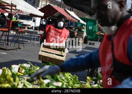 Turin, Italien. März 2020. TURIN, ITALIEN - 17. März 2020: Ein Freiwilliger sammelt Lebensmittel im Freiluftmarkt Porta Palazzo. Die italienische Regierung hat beispiellose Einschränkungen auferlegt, um die Ausbreitung des COVID-19-Coronavirus-Ausbruchs zu stoppen, und andere Maßnahmen, die die Bewegungen der Menschen nur für die Arbeit, für den Kauf wesentlicher Waren und aus gesundheitlichen Gründen erlaubt sind. (Foto von Nicolò Campo/Sipa USA) Credit: SIPA USA/Alamy Live News Stockfoto