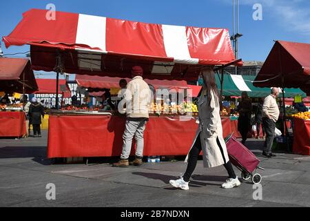 Turin, Italien. März 2020. TURIN, ITALIEN - 17. März 2020: Eine Frau, die eine Atemmaske trägt, kauft Lebensmittel im Freiluftmarkt Porta Palazzo. Die italienische Regierung hat beispiellose Einschränkungen auferlegt, um die Ausbreitung des COVID-19-Coronavirus-Ausbruchs zu stoppen, und andere Maßnahmen, die die Bewegungen der Menschen nur für die Arbeit, für den Kauf wesentlicher Waren und aus gesundheitlichen Gründen erlaubt sind. (Foto von Nicolò Campo/Sipa USA) Credit: SIPA USA/Alamy Live News Stockfoto