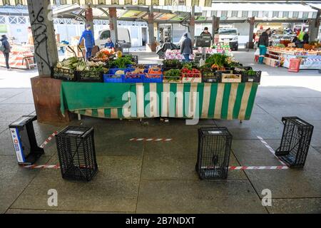 Turin, Italien. März 2020. TURIN, ITALIEN - 17. März 2020: Schilder auf dem Boden mit Klebeband und Körben bezeichnen die zu beobachtende Entfernung von mindestens einem Meter. Die italienische Regierung hat beispiellose Einschränkungen auferlegt, um die Ausbreitung des COVID-19-Coronavirus-Ausbruchs zu stoppen, und andere Maßnahmen, die die Bewegungen der Menschen nur für die Arbeit, für den Kauf wesentlicher Waren und aus gesundheitlichen Gründen erlaubt sind. (Foto von Nicolò Campo/Sipa USA) Credit: SIPA USA/Alamy Live News Stockfoto