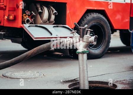 Während eines Strukturbrands Verwender Hydrant Stockfoto