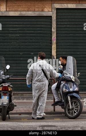 Gespräch mit Bürgern auf der Straße während der Corona-Virus-Pandemie in Palermo, Italien Stockfoto