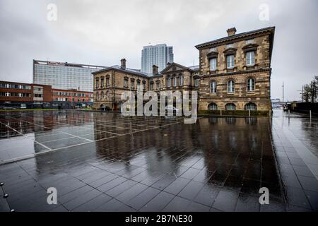 Ein leerer Custom House Square in Belfast, auf dem Tausende von Enthüllern an früheren St. Patrick's Days zu sehen sind. Aufgrund von Coronavirus hat der Stadtrat von Belfast die Feierlichkeiten zur Sicherheit der Allgemeinheit abgesagt. Stockfoto