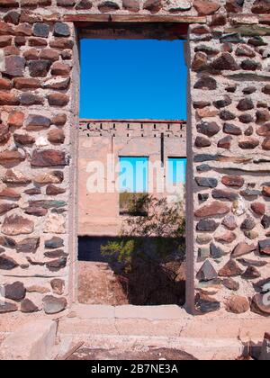 Die steinerne Tür eines verlassenen Gehöfts in einem abgelegenen Gebiet in der Nähe von Tonopah Arizona. Stockfoto