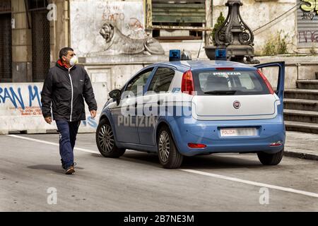 Die italienische Polizei patrouilliert während der Corona-Virus-Pandemie in Palermo, Italien Stockfoto