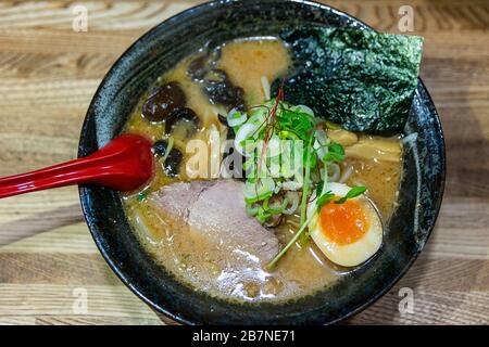 Eine Schüssel mit köstlichem japanischem Ramen Stockfoto