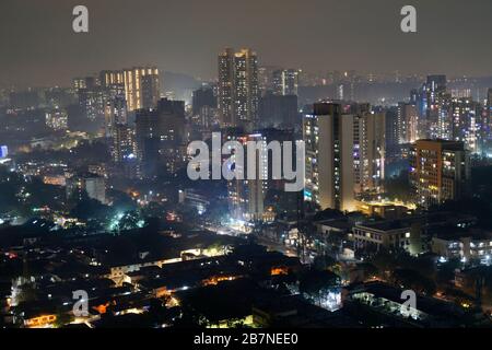 Skyline von Mumbai nachts in Diwali mit vielen bunten Lichtern Mumbai, Maharashtra, Indien. Stockfoto