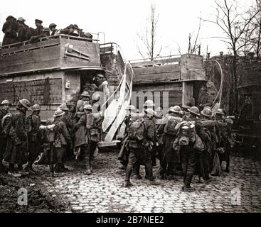 Die britischen Truppen, die in das Internat einrückten, wandelten Londoner Busse in Arras, der Hauptstadt des Departements Pas-de-Calais, auf dem Weg zur Ruhe und Entspannung um. An der Westfront wurden im ersten Weltkrieg etwa 1.000 Busse zum Truppentransport eingesetzt. Stockfoto