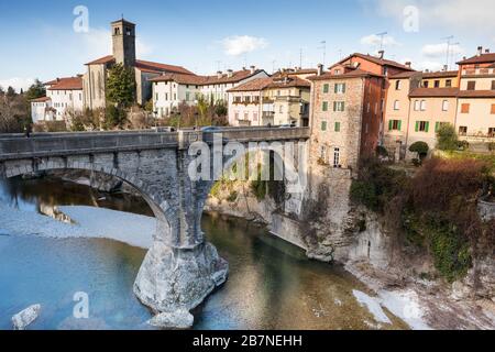 Cividale del Friuli und seine Teufelsbrücke. Legendäre lombardische Stadt, Provinz Udine, Region Friuli Julisch Venetien, Italien Stockfoto