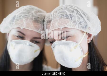 Covid-19 infizierter Patient im Quarantäneraum mit Quarantäne Stockfoto