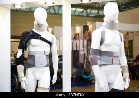 Mannequine mit medizinischen Binden an Körperteilen Stockfoto