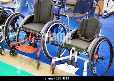 Rollstühle für Sport im Ausstellungsladen Stockfoto