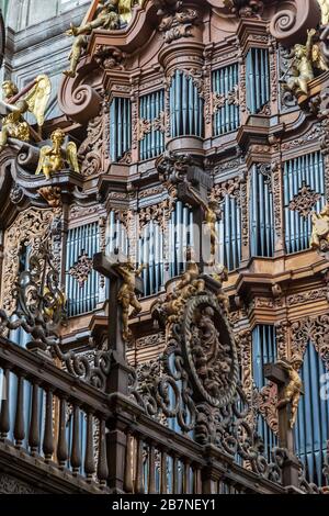 Eine von zwei Pfeifenorgeln in der Metropolitan Cathedral von Mexiko-Stadt, Mexiko. Sie stammen aus dem Jahr 1736 und sind die größten Orgeln aus dem 18. Jahrhundert in der Amer Stockfoto