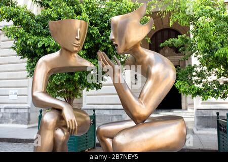 Zeitgenössische Bronzeplastik mit dem Titel "La conversación" (das Gespräch) des französischen Künstlers Etienne. Plaza San Francisco, Havanna. Stockfoto