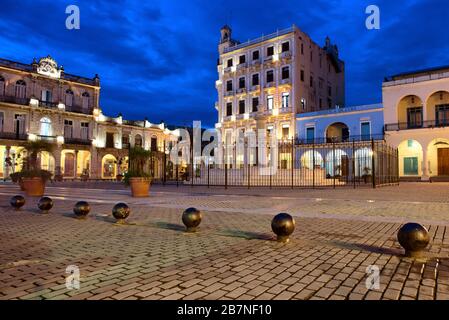 Wunderschönes Nachtbild der Plaza Vieja in Havanna Kuba Stockfoto