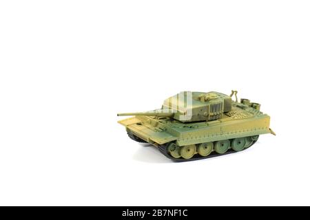 Spielzeug Tanktop Kunststoff auf weißem Hintergrund, Krieg, Kampf Armee Soldaten Panzer Beispielbild oder Krieg Szenariokonzept Stockfoto