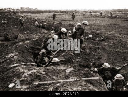 Britischer Infanterievormarsch von ihrem Montagegraben zu Beginn der Schlacht von Arras (auch zweite Schlacht von Arras genannt), einer britischen Offensive an der Westfront vom 9. April bis 16. Mai 1917. Stockfoto