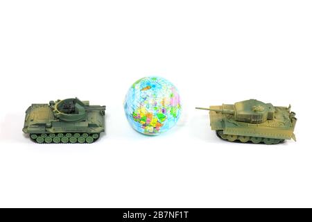 Spielzeug Tanktop Kunststoff als Weltkrieg auf weißem Hintergrund, Krieg, Kampf Armee Soldaten Panzer Musterbild oder Krieg Szenariokonzept Stockfoto
