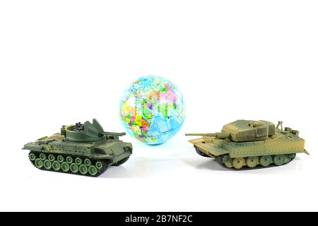 Spielzeug Tanktop Kunststoff als Weltkrieg auf weißem Hintergrund, Krieg, Kampf Armee Soldaten Panzer Musterbild oder Krieg Szenariokonzept Stockfoto