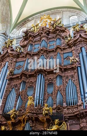 Eine von zwei Pfeifenorgeln in der Metropolitan Cathedral von Mexiko-Stadt, Mexiko. Sie stammen aus dem Jahr 1736 und sind die größten Orgeln aus dem 18. Jahrhundert in der Amer Stockfoto