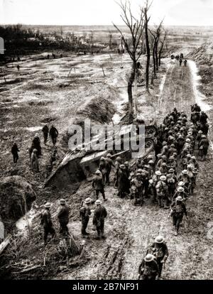 Britische Soldaten versammeln sich in der Schlacht von Arras (auch als zweite Schlacht von Arras bezeichnet), einer britischen Offensive an der Westfront vom 9. April bis 16. Mai 1917, um einen Panzer, der an der Seite einer Landstraße außer Gefecht steht. Stockfoto