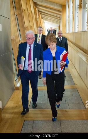 Edinburgh, Großbritannien. März 2020. Abgebildet: (In blau) Nicola Sturgeon MSP - erster Minister von Schottland und Führer der Scottish National Party (SNP). Ministererklärung: Neues CORONAVIUS COVID-19-Update. Kredit: Colin Fisher/Alamy Live News Stockfoto