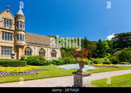 Eine bunte Anzeige der sommerlichen Bettzeug in den formalen Gärten außerhalb von Tyntesfield House, NR Wraxall, North Somerset, England, Großbritannien Stockfoto