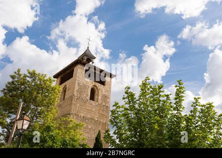 Torre del Reloj im Dorf Peñafiel, Kastile und León, Spanien. Der Wahrzeichen des Turms wurde 1086 als Teil der romanisch geprägten Iglesia de San EST erbaut Stockfoto