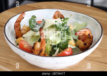 Caesar Salat mit Garnelen Stockfoto