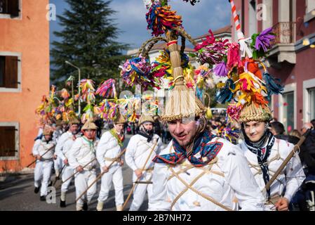 Männer in Karnevalskostüm während des Karnevalsumzugs Pust. Diese Gruppe heißt Blumarji oder Blùmari aus Montefosca, Region Friuli Julisch Venetien Italien Stockfoto