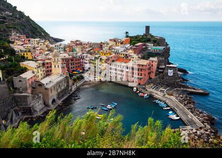 Sommerblick auf das Dorf Vernazza - eines der fünf berühmten Dörfer im Nationalpark Cinque Terre, Region Ligurien, Italien. Landschaftsfotografie Stockfoto