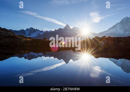 Sonne auf Chesery See (Lac De Cheserys) in Frankreich Alpen. Monte Bianco Bergkette im Hintergrund. Landschaftsfotografie, Chamonix Stockfoto