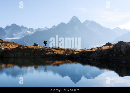 Fantastischer Blick auf die Berge des Monte Bianco mit touristischem Hintergrund. See Lac de Cheserys, Chamonix, Graische Alpen. Landschaftsfotografie Stockfoto