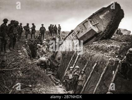 Soldaten des Leicestershire-Regiments versammeln sich um einen britischen Panzer, der in überrannten deutschen Schützengräben festsaß, während der dritten Schlacht von Ypern alias der Schlacht von Passchendaele, einer Kampagne des ersten Weltkriegs, Das fand von Juli bis November 1917 an der Westfront zur Kontrolle der Grate südlich und östlich der belgischen Stadt Ypern in Westflandern statt. Stockfoto