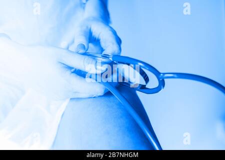 Schöne Ermüdungsärztin mit Stethoskop. Stockfoto