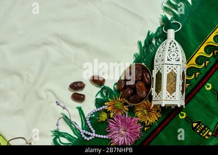 Ramadan Kareem. Islamischer Hintergrund mit traditioneller mittelöstlicher Laterne. Der heilige Monat des Ramadan Kareem. Draufsicht Stockfoto
