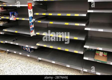 Bridport, Dorset, Großbritannien. März 2020. Ein leeres Regal im Gang der Katzenkost in Morrisons Supermarkt in Bridport in Dorset wegen des Panikkaufs wegen des Coronavirus/Covid-19. Bildnachweis: Graham Hunt/Alamy Live News Stockfoto