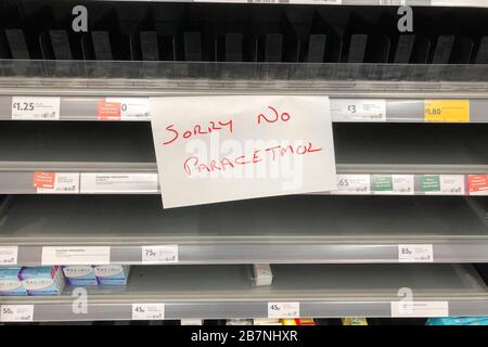 Bridport, Dorset, Großbritannien. März 2020. Eine Notiz, die "Sorry No Paracetamol" auf einem leeren Regal im Morrisons Supermarkt in Bridport in Dorset aufgrund von Panikkäufen wegen des Coronavirus/Covid-19 sagt. Bildnachweis: Graham Hunt/Alamy Live News Stockfoto