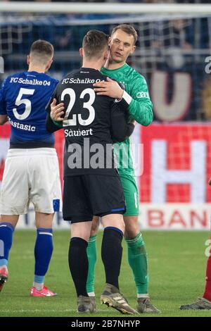 Torwart Manuel NEUER (M, r.) umarmt nach Schlusspfiff Torwart Markus SCHUBERT (GE); Fußball, DFB-Pokal, Viertelfinale, FC Schalke 04 (GE) - FC Bayern München (M) 0:1, am 03.03.2020 in Gelsenkirchen/Deutschland. ? Sven Simon Fotoagentur GmbH & Co. Pressefoto KG # Prinzess-Luise-Str. 41 # 45479 M uelheim / R hr # Tel 0208/9413250 # Fax. 0208/9413260 # GLS Bank # BLZ 430 609 67 # Kto. 4030 025 100 # IBAN DE75 4306 0967 4030 0251 00 # BIC GENODEM1GLS # www.svensimon.net ## DFL/DFB-Vorschriften verbieten die Verwendung von Fotos als Bildsequenzen und/oder Quasi-Video ##. Weltweite Verwendung Stockfoto