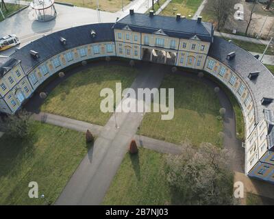 17. März 2020, Thüringen, Gera: Die Orangerie im Frühjahr mit blühenden Magnolien. (Drohnensiege) Foto: Bodo Schackow / dpa-Zentralbild / dpa Stockfoto