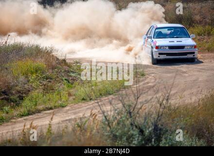 Sommer trockener Dreck Road. Sonniger Tag. Viel Staub auf einer scharfen Kurve von einem Rallye-Auto Stockfoto