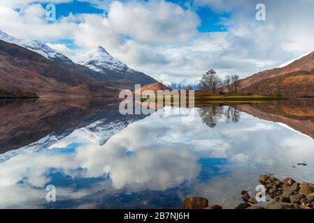 Schneebedeckte Berge spiegeln sich im Loch Leven aus Kinlochleven bei Glencoe in den Highlands von Schottland wider Stockfoto